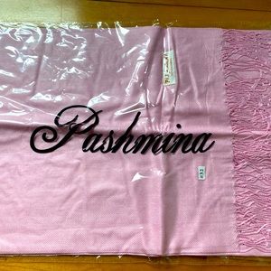 Brand New Pashmina scarf
Color: Pink
Material: 100% Pashmina